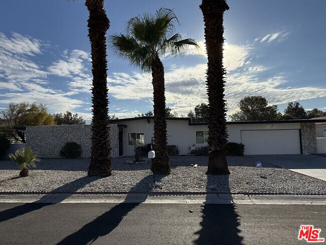 Foto del edificio - 3060 N Farrell Dr