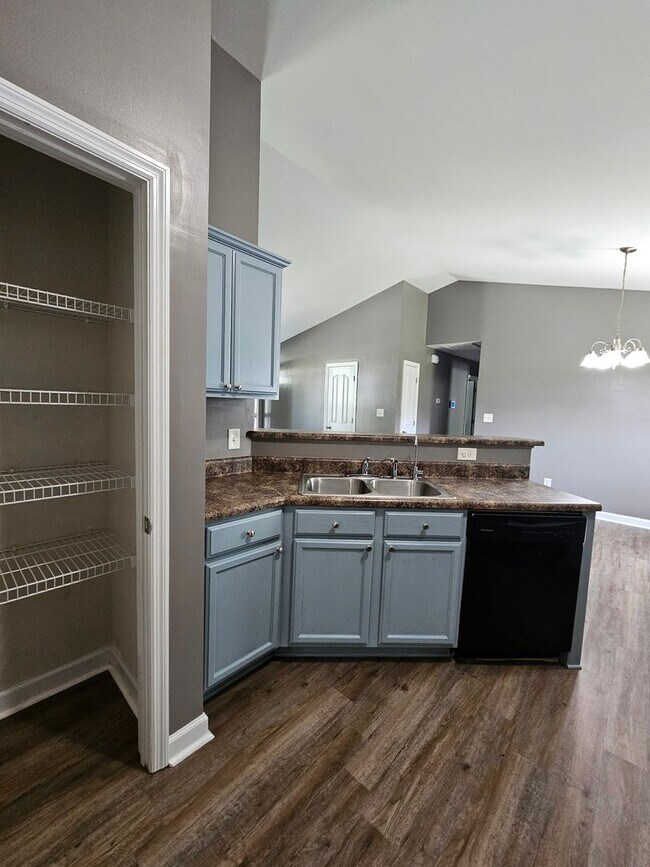 Building Photo - 3 Bed, 2 Bath Home In Woodbury Farm!