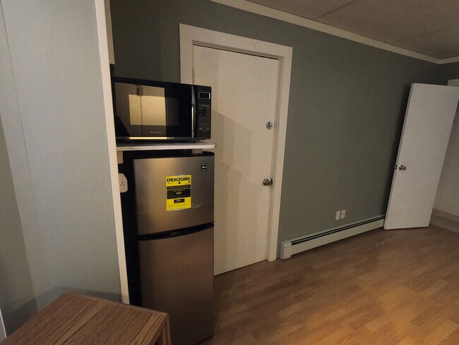 Pequeña cocina equipada con nevera y horno microondas combinado. - 303 Hanover St