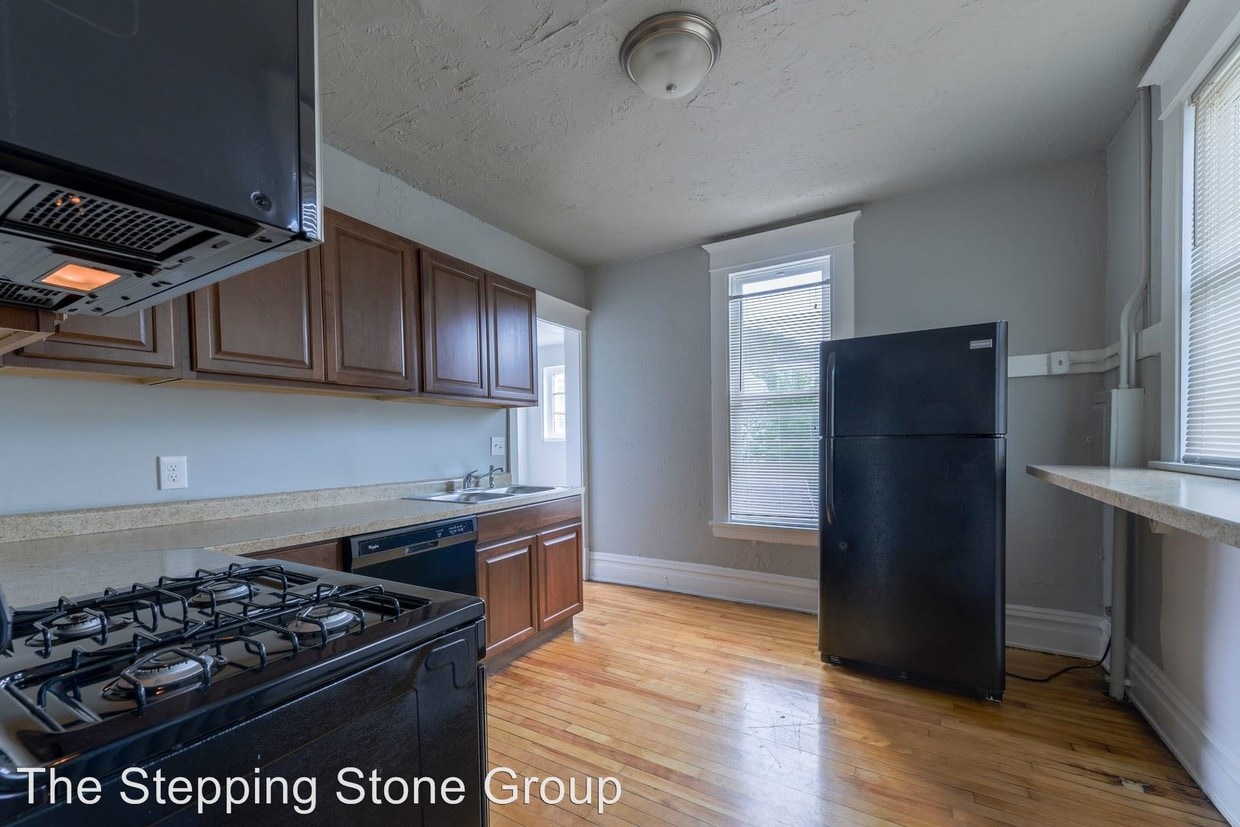Primary Photo - 2215-2217 Grand Ave S