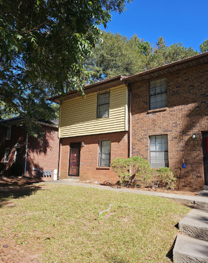 Building Photo - Nicely Renovated Fayetteville Town Home, 2...