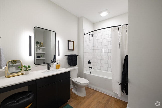 1 habitación, 1 baño - 765 pies cuadrados - Baño - Emblem Park