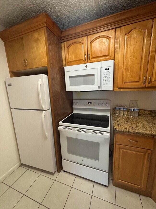 Building Photo - 201 Foxtail Dr