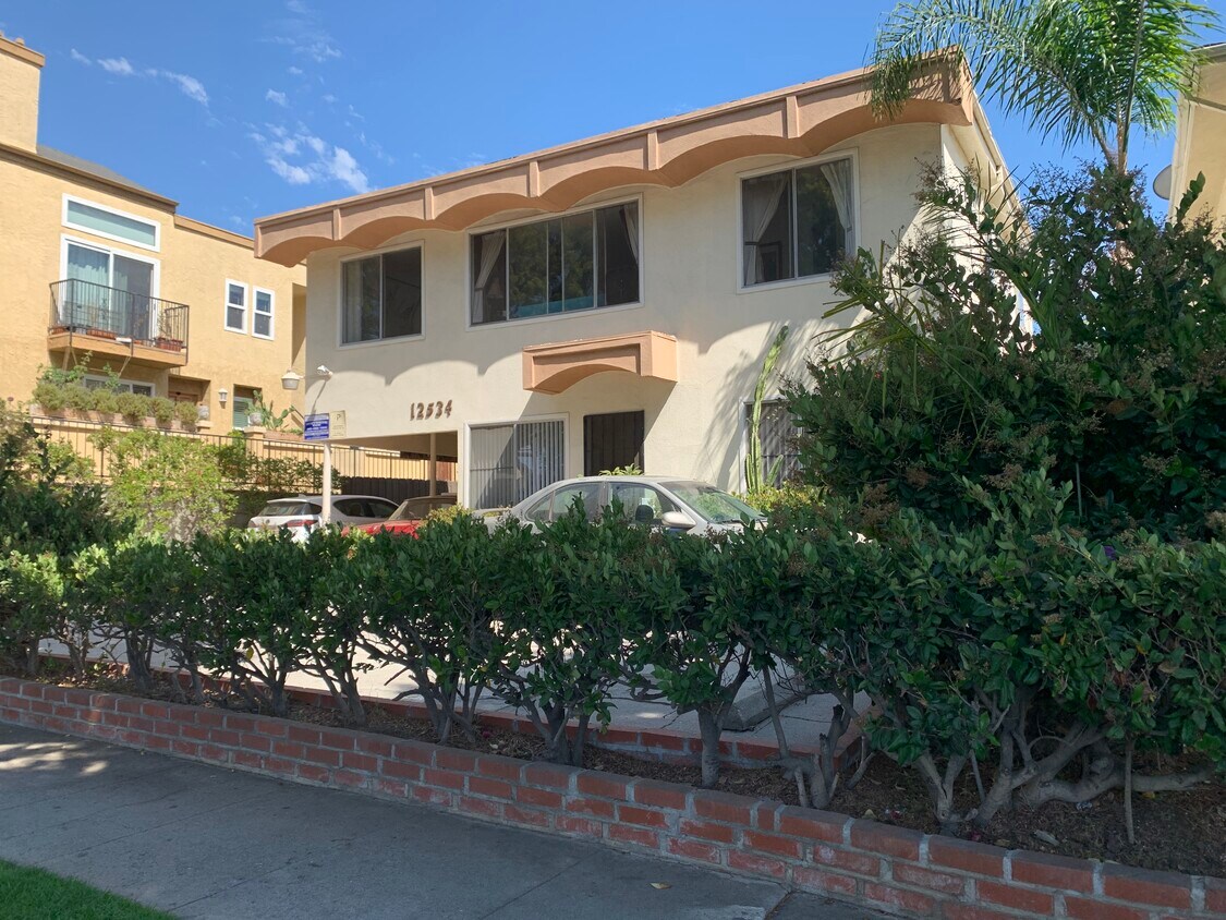 Building - 12534 Venice Blvd