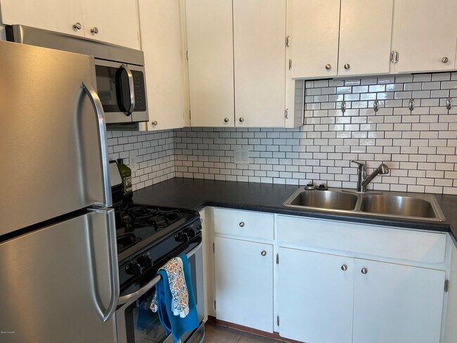 Building Photo - 836 S Langley Ave