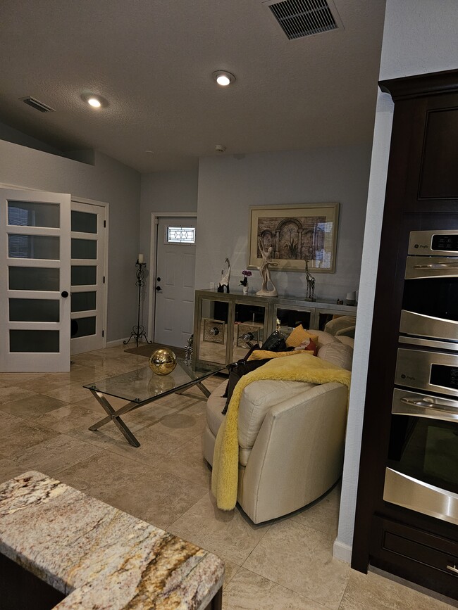 Building Photo - 7076 Middlebury Dr