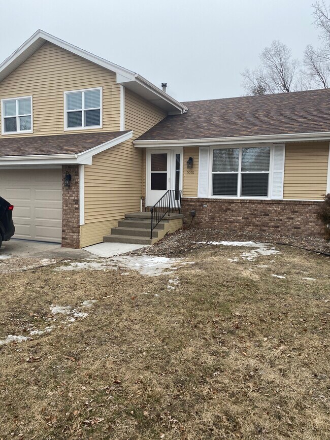 Building Photo - 5010 Bel Aire Rd