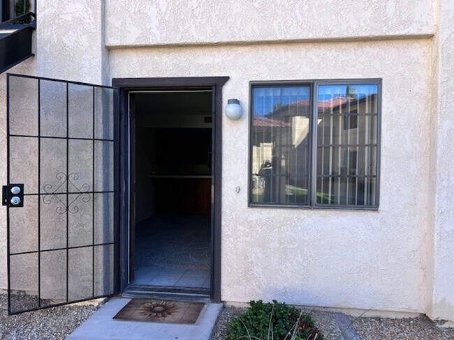 Foto del edificio - 1 Bedroom, Ground Floor-End unit