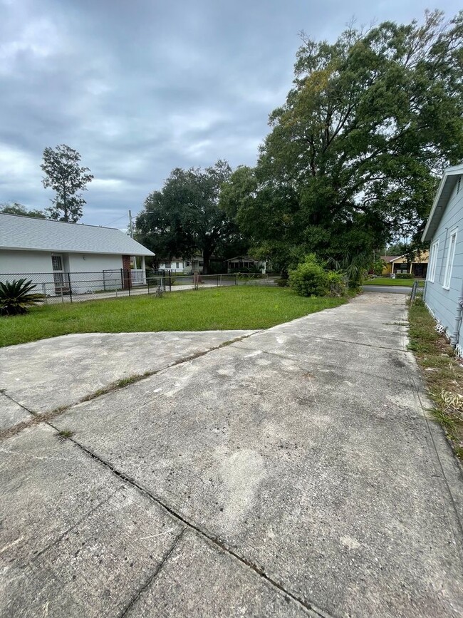 Building Photo - Spacious 4 Bedroom 2 Bath Single Family ho...