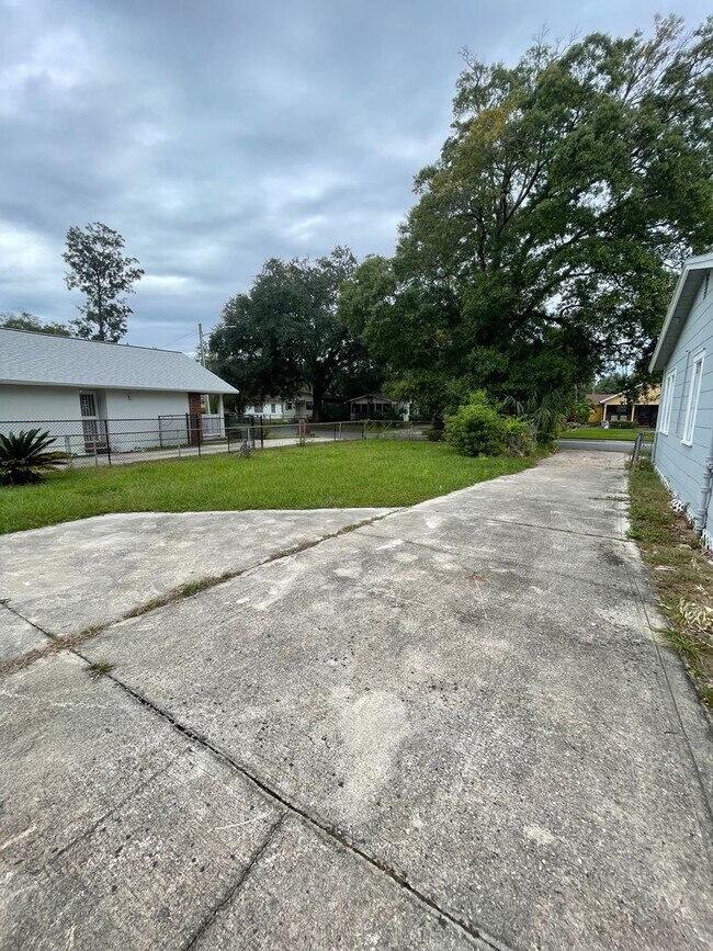 Foto del edificio - Spacious 4 Bedroom 2 Bath Single Family ho...