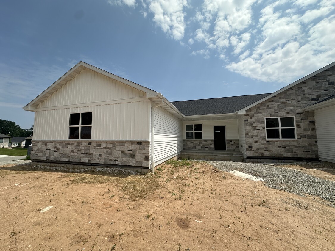 Foto principal - 2129 Clover Field Dr