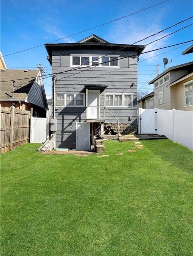 Building Photo - 202 S College St