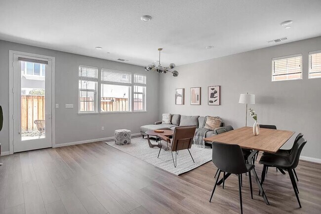 Building Photo - 2655 Admiral Cir