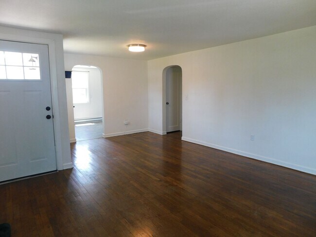 Foto del edificio - Adorable 2 Bedroom 1 Bath House With A Large Bonus Room