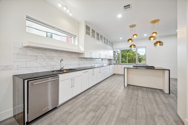 Building Photo - 710 Stanford St