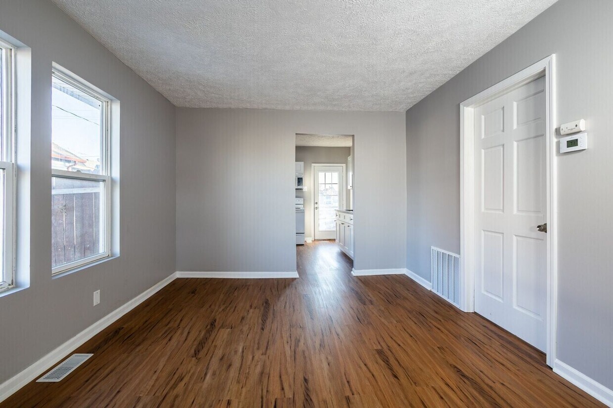 Foto del edificio - Charming & Cozy West End Cottage – Steps from Roosevelt Elementary & Parks