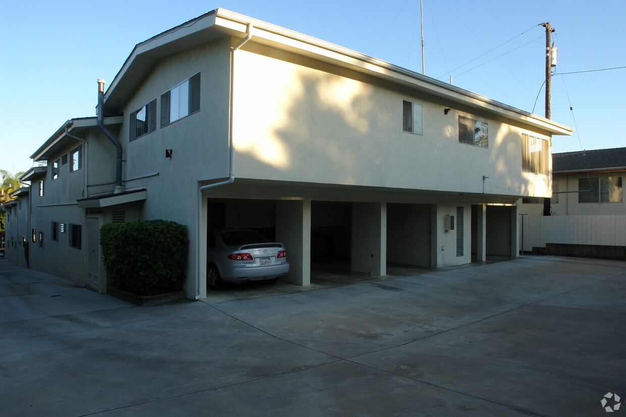 Building Photo - Oak Terrace