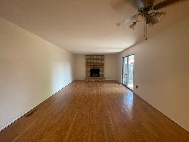 Building Photo - 3 Bed Duplex OKC