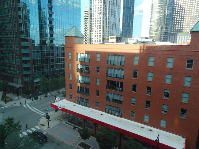 Building Photo - 480 N McClurg Ct