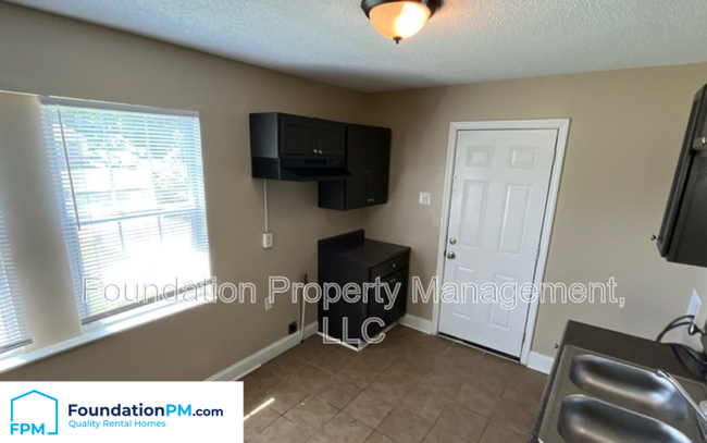 Building Photo - 4233 Glenbrook Drive