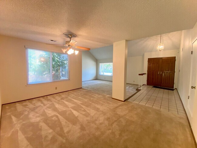 Foto del edificio - Spacious 4-bedroom home with Bonus Loft located in Union City! – Beautiful Backyard!