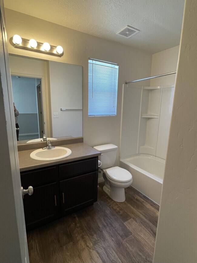 Building Photo - 1011 Stonehaven Dr