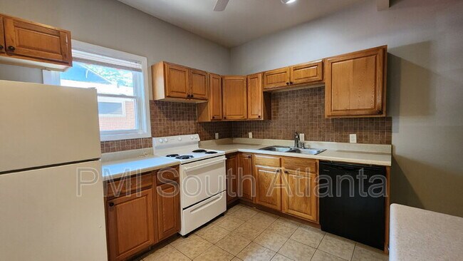 Foto del edificio - 1366 Clermont Ave