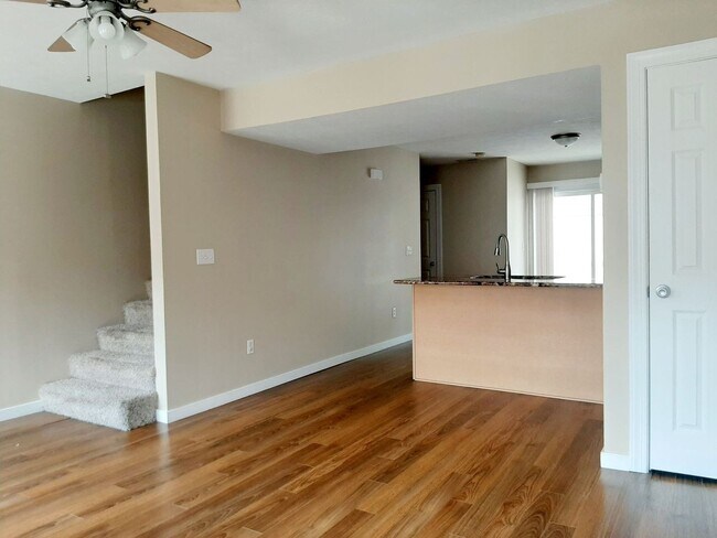 Foto del edificio - 2 Bed/1.5 Bath Townhouse with Garage - 8/5/2026