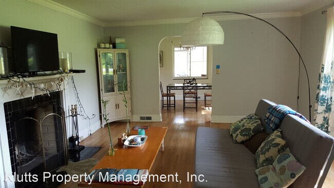 Building Photo - 3 br, 1 bath House - 1642 Medford Drive