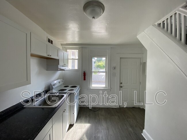 Building Photo - 28 E Maple St