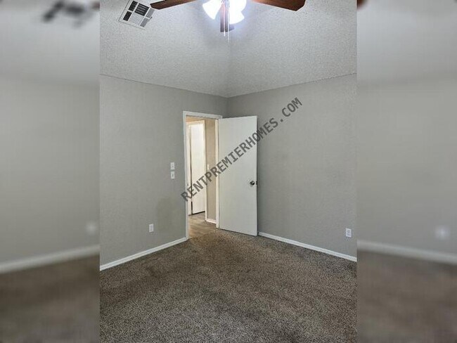 Foto del edificio - 8113 Cinnamon Teal Dr