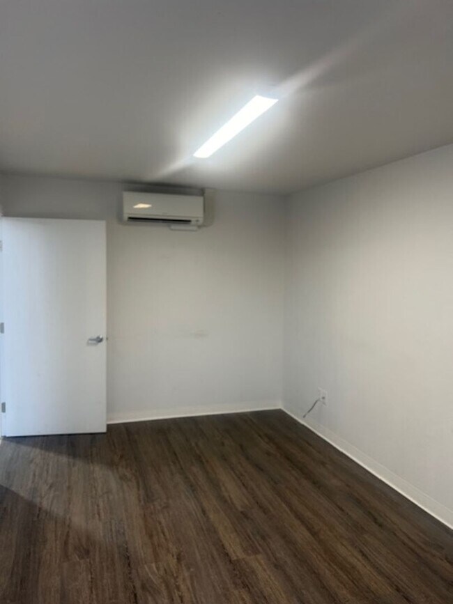 Foto del edificio - 967 Lawnsdale Rd