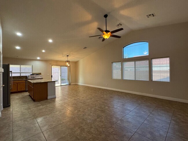 Foto del edificio - Great 1 story home 4br, 2bath, 2cg, RV gat...