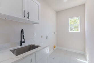 Building Photo - 6814 Champion Ln
