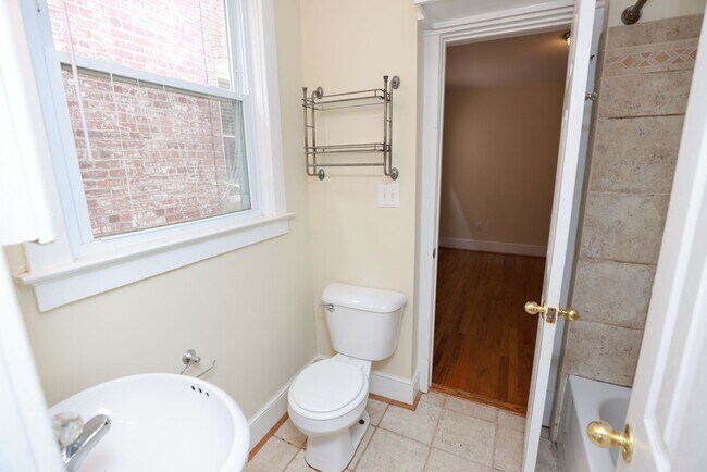 Foto del edificio - Spacious 2-Bedroom Manchester Apartment with TWO Large Balconies!