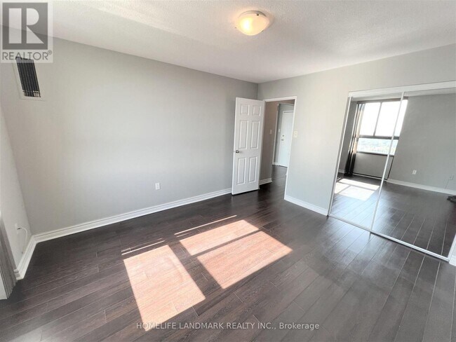 Building Photo - 350-350 Seneca Hill Dr
