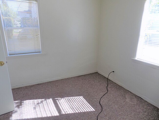 Foto del edificio - 735-745 Grand Ave