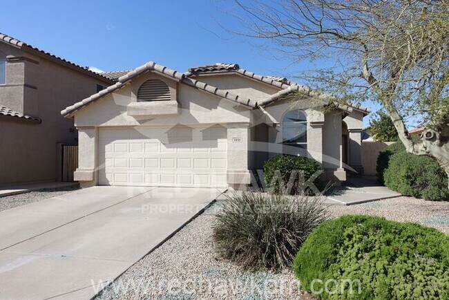 Building Photo - Freshly Painted Three Bedroom, Two Bathroo...