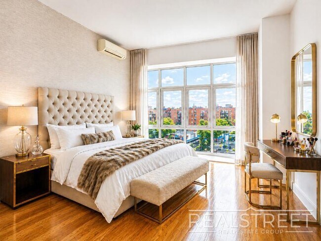 Foto del edificio - LUXURY LOFT in Queens!