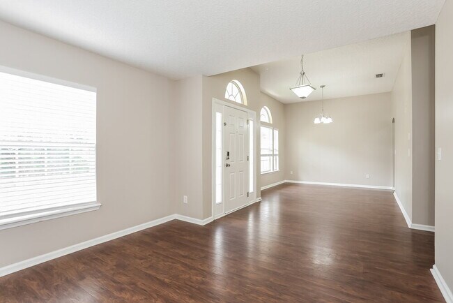 Foto del edificio - 14011 Crestwick Dr W