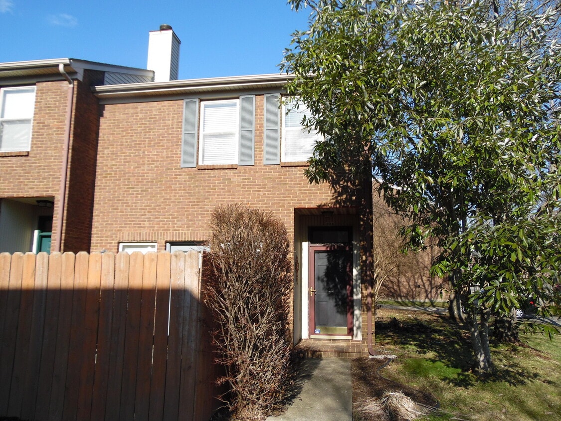 Foto principal - 317 Bainbridge Dr