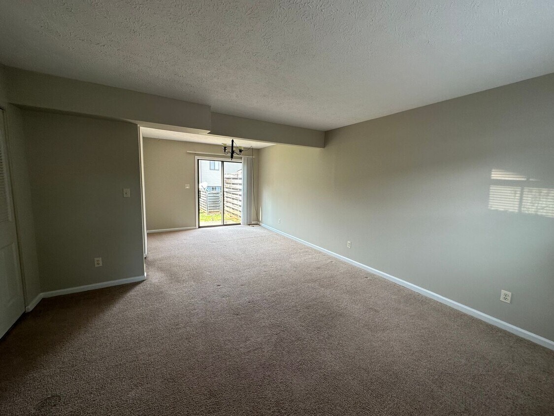Building Photo - 2 Story Townhouse Under $900