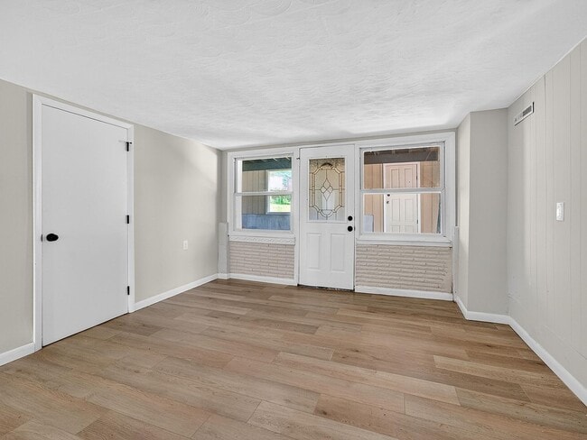 Building Photo - 206 Ava Ave