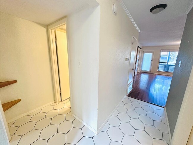 Building Photo - 1101 Hollow Creek Dr