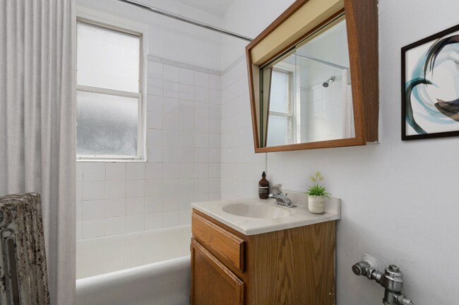 Foto del edificio - 711 W Belmont Ave