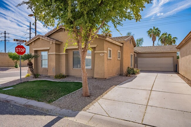 Foto del edificio - Spacious home with a back yard