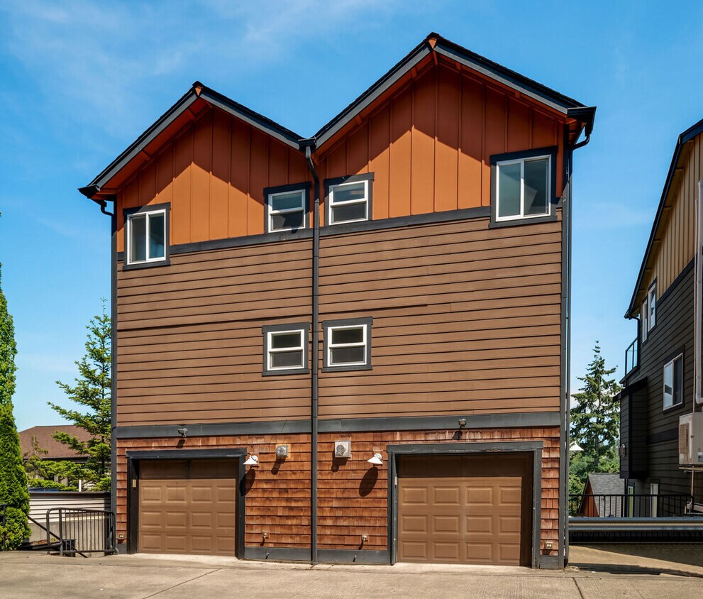 Building Photo - 213 26th Ave E