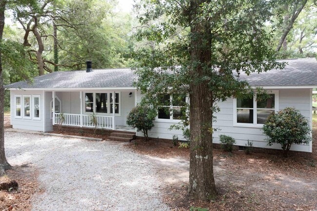 Building Photo - 1401 Twin Oaks Dr