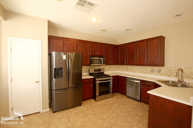 Building Photo - Spacious 3Bdm 2.5Ba Two-Story Home in Henderson