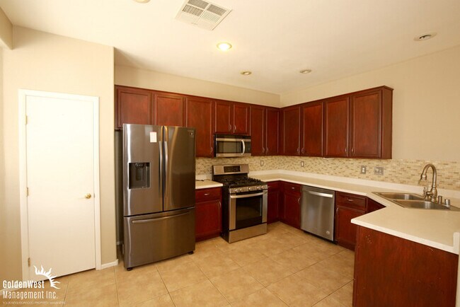 Foto del edificio - Spacious 3Bdm 2.5Ba Two-Story Home in Henderson